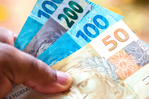 Descubra o empréstimo perfeito para o seu orçamento: analise taxas e condições antes de escolher.