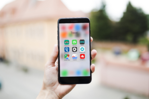 Como não depender 100% do celular durante a viagem?