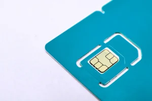 eSIM, chip local ou roaming: qual opção compensa mais para brasileiros em viagem