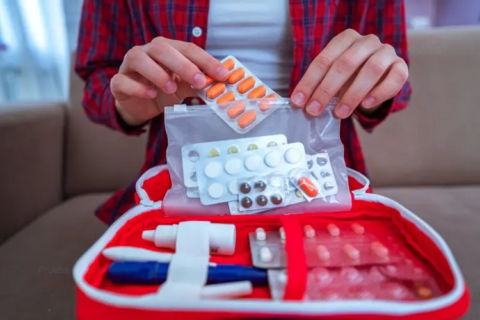 Como viajar com remédios, receitas e itens de saúde sem dor de cabeça?