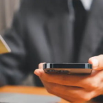 Cartão, dinheiro ou conta global: como montar uma estratégia segura para gastos no exterior