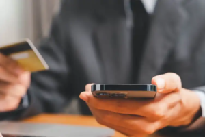 Cartão, dinheiro ou conta global: como montar uma estratégia segura para gastos no exterior